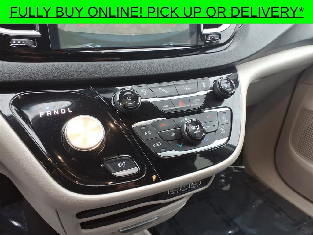 Used 2024 Chrysler Pacifica Touring-L image 11