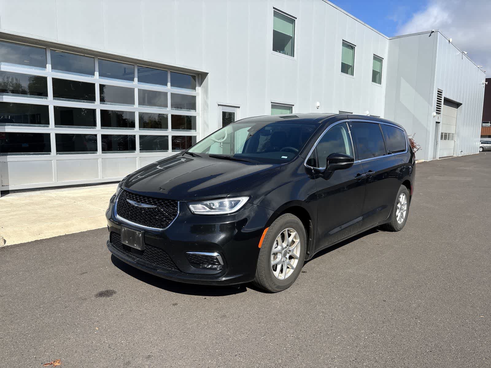 Used 2023 Chrysler Pacifica Touring-L FWD image 1