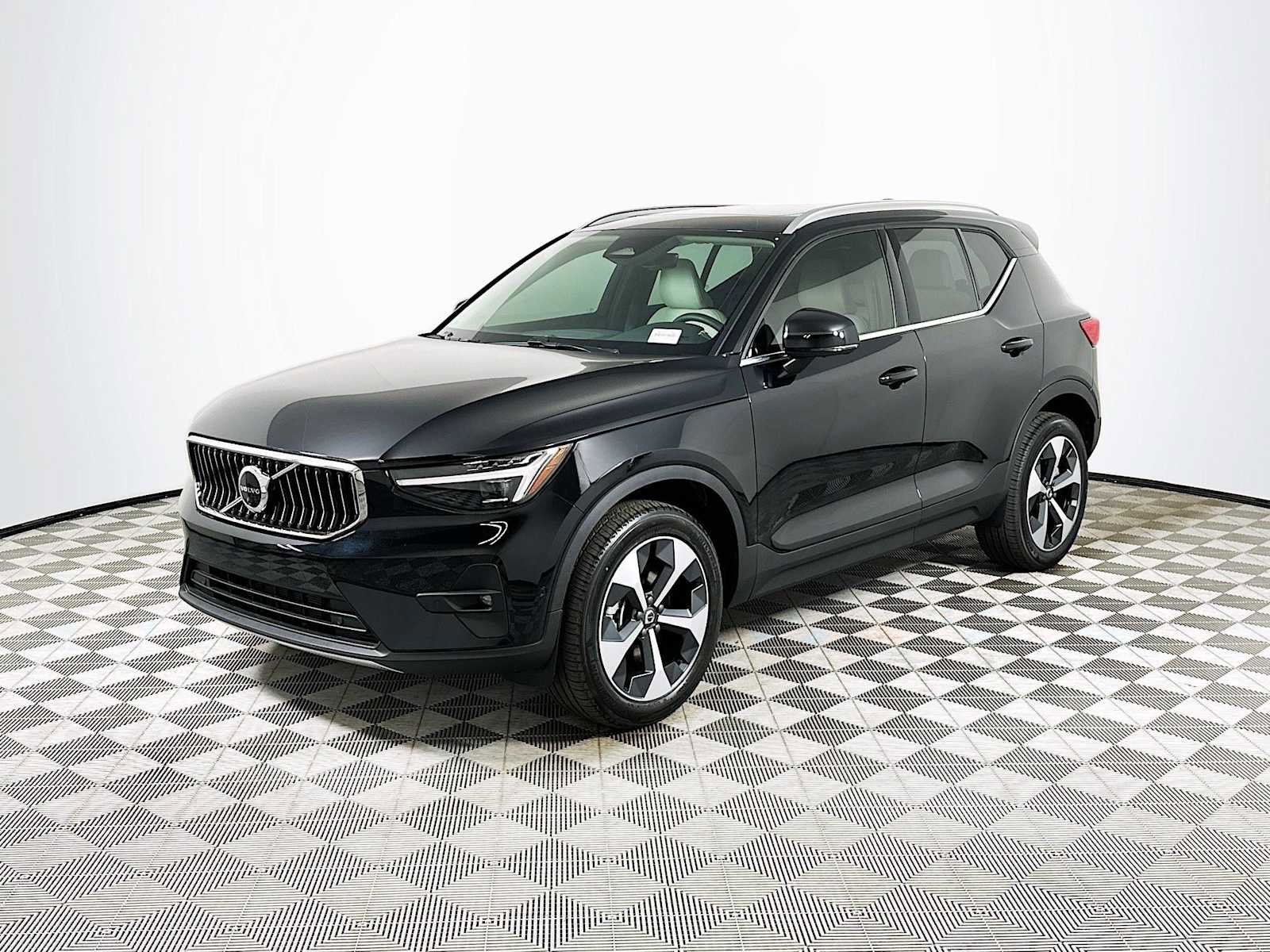 Certified 2025 Volvo XC40 B5 Plus w/ Protection Package Premier image 3