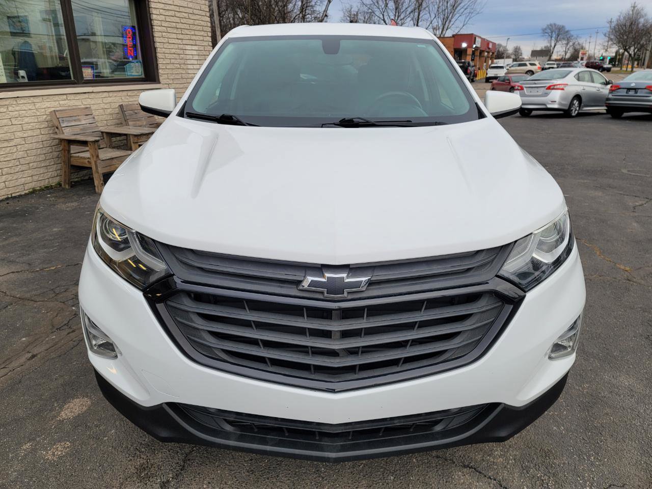 Used 2018 Chevrolet Equinox LT image 2