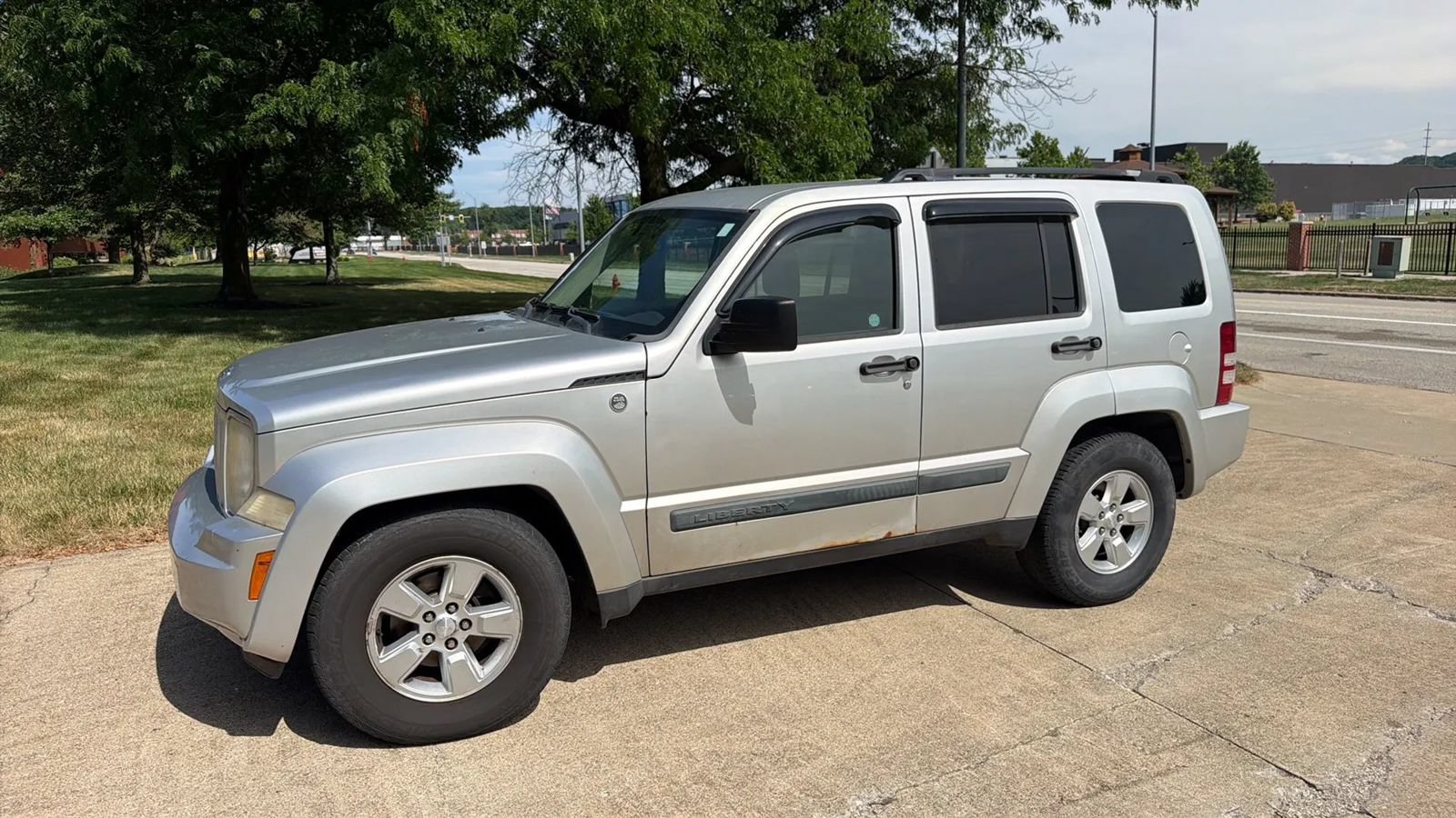 Used 2009 Jeep Liberty Sport w/ Popular Equipment Group AWD/4WD image 2