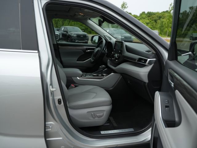 Used 2020 Toyota Highlander Limited FWD image 20