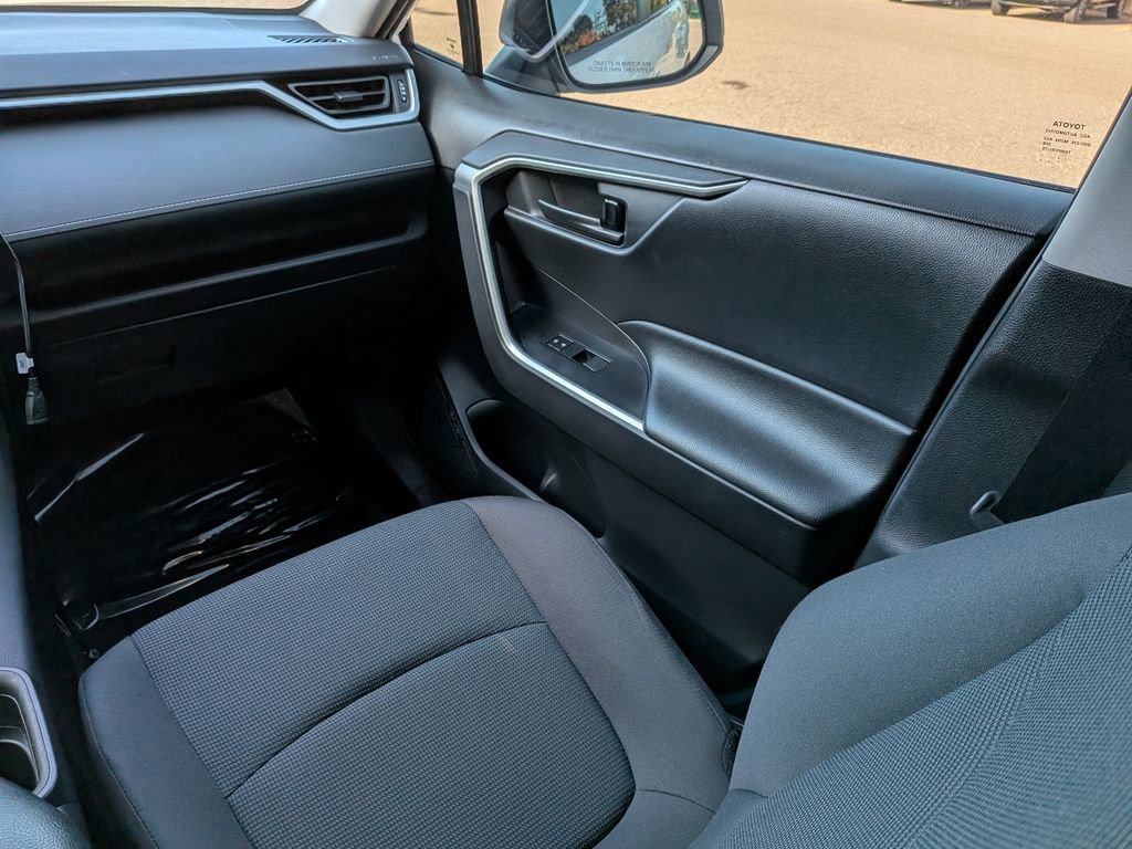 Used 2021 Toyota RAV4 LE image 17