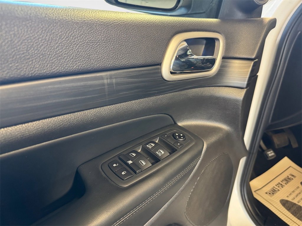 Used 2020 Jeep Grand Cherokee Laredo image 14