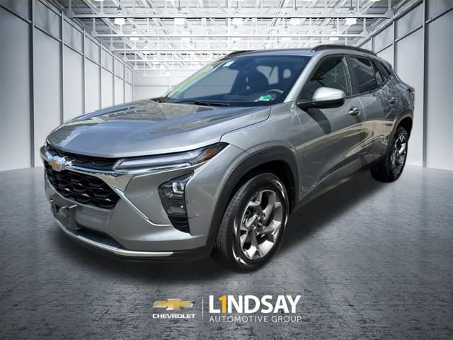 Used 2025 Chevrolet Trax LT FWD image 2