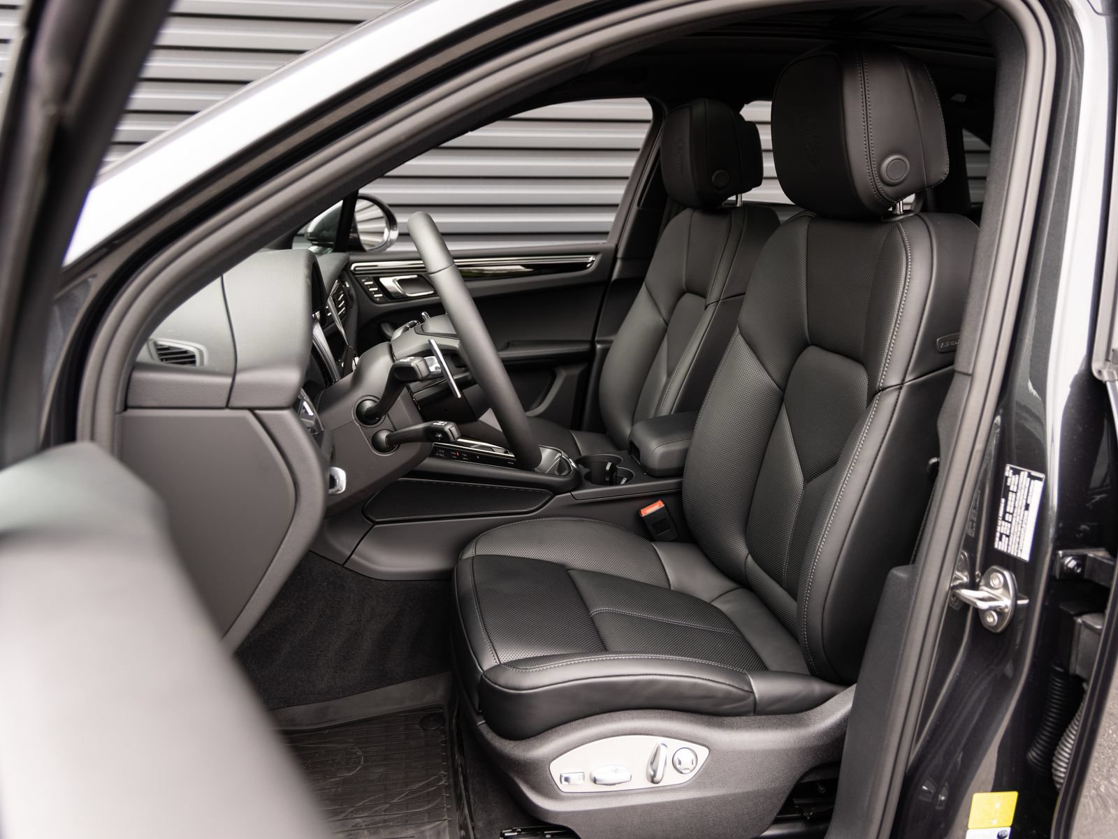 Certified 2026 Porsche Macan AWD/4WD image 5