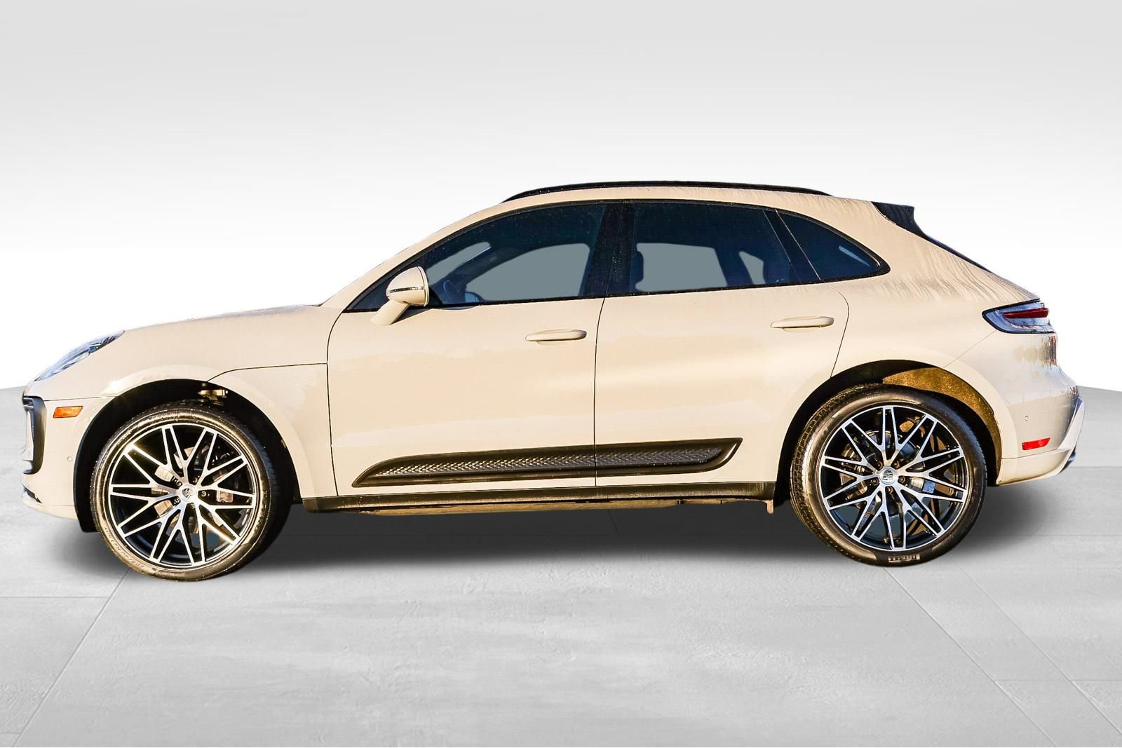 Used 2022 Porsche Macan Base image 8