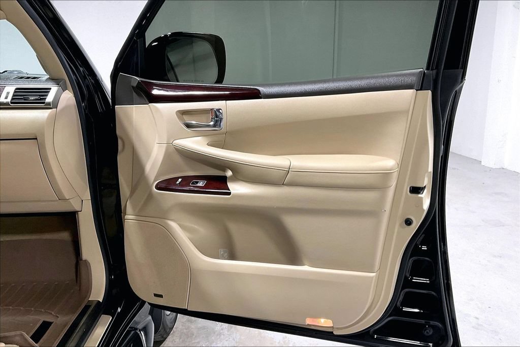 Used 2013 Lexus LX 570 4WD w/ Luxury Pkg image 23