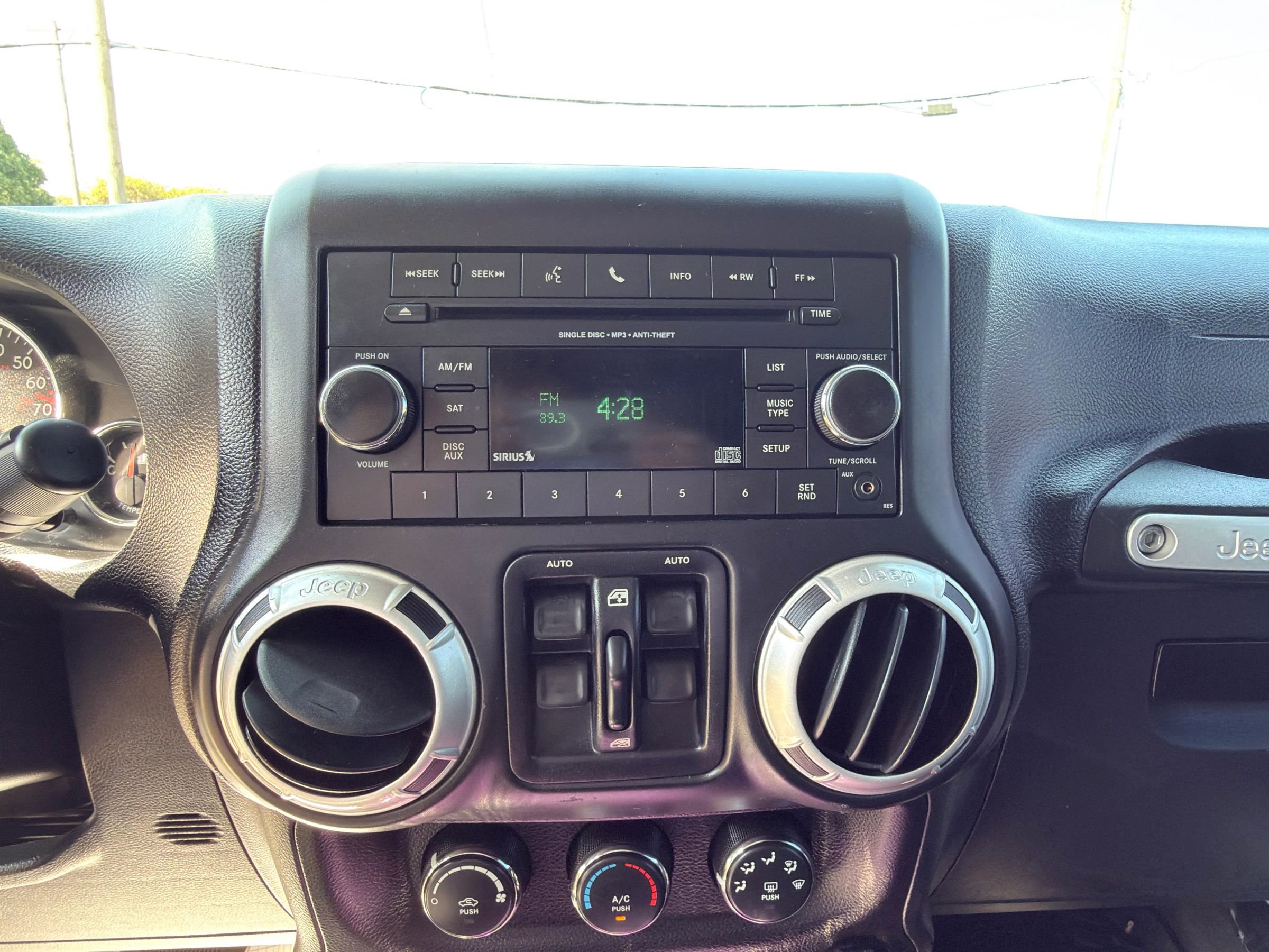 Used 2014 Jeep Wrangler Unlimited Rubicon image 12