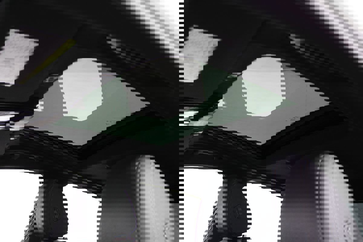 Used 2023 BMW 530e w/ M Sport Package image 32