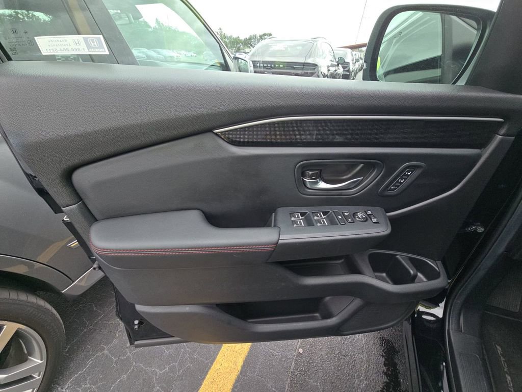 Used 2025 Honda Pilot Black Edition image 16