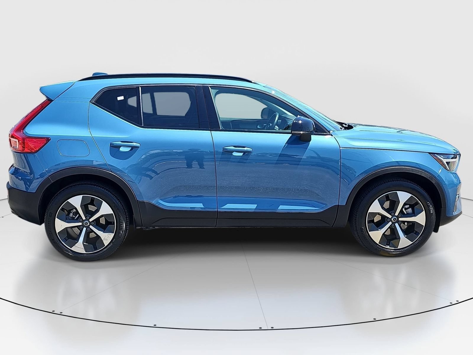 Used 2024 Volvo XC40 B5 Core AWD/4WD image 4