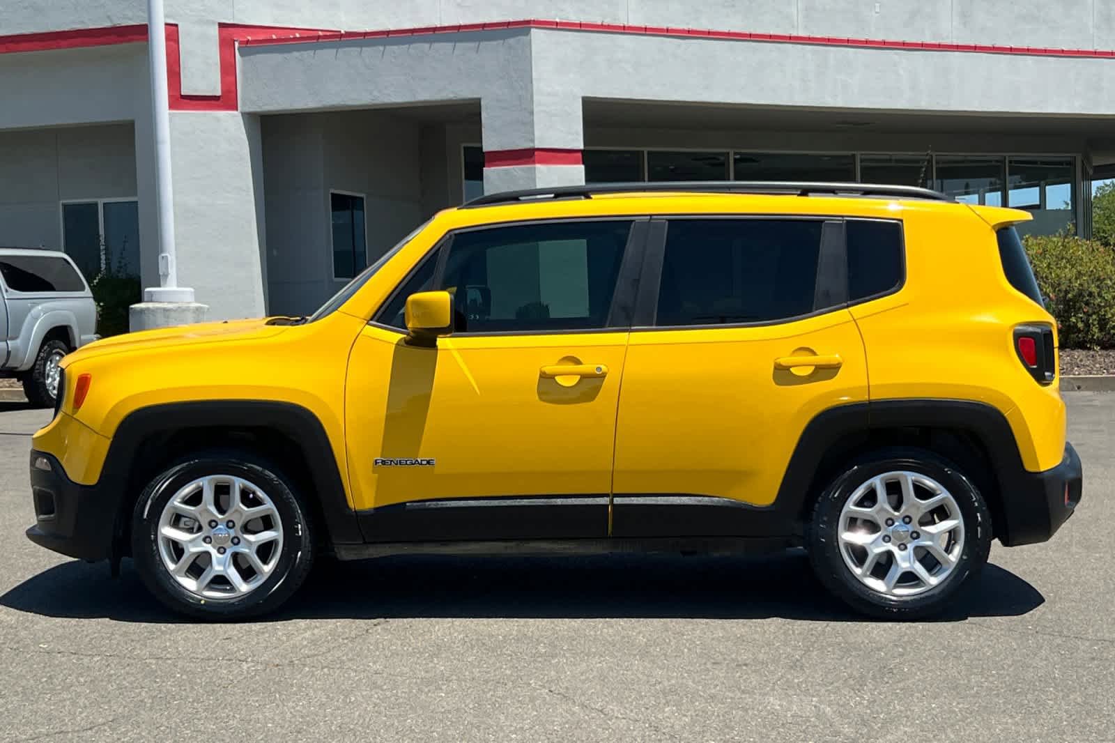 Used 2018 Jeep Renegade Latitude FWD image 9