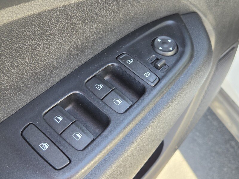 Used 2022 Hyundai Venue Limited FWD image 18