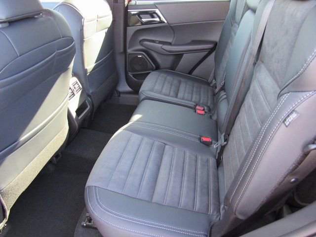 New 2025 Mitsubishi Outlander SE image 8