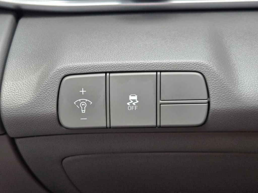 Certified 2024 Hyundai Elantra SEL FWD image 24