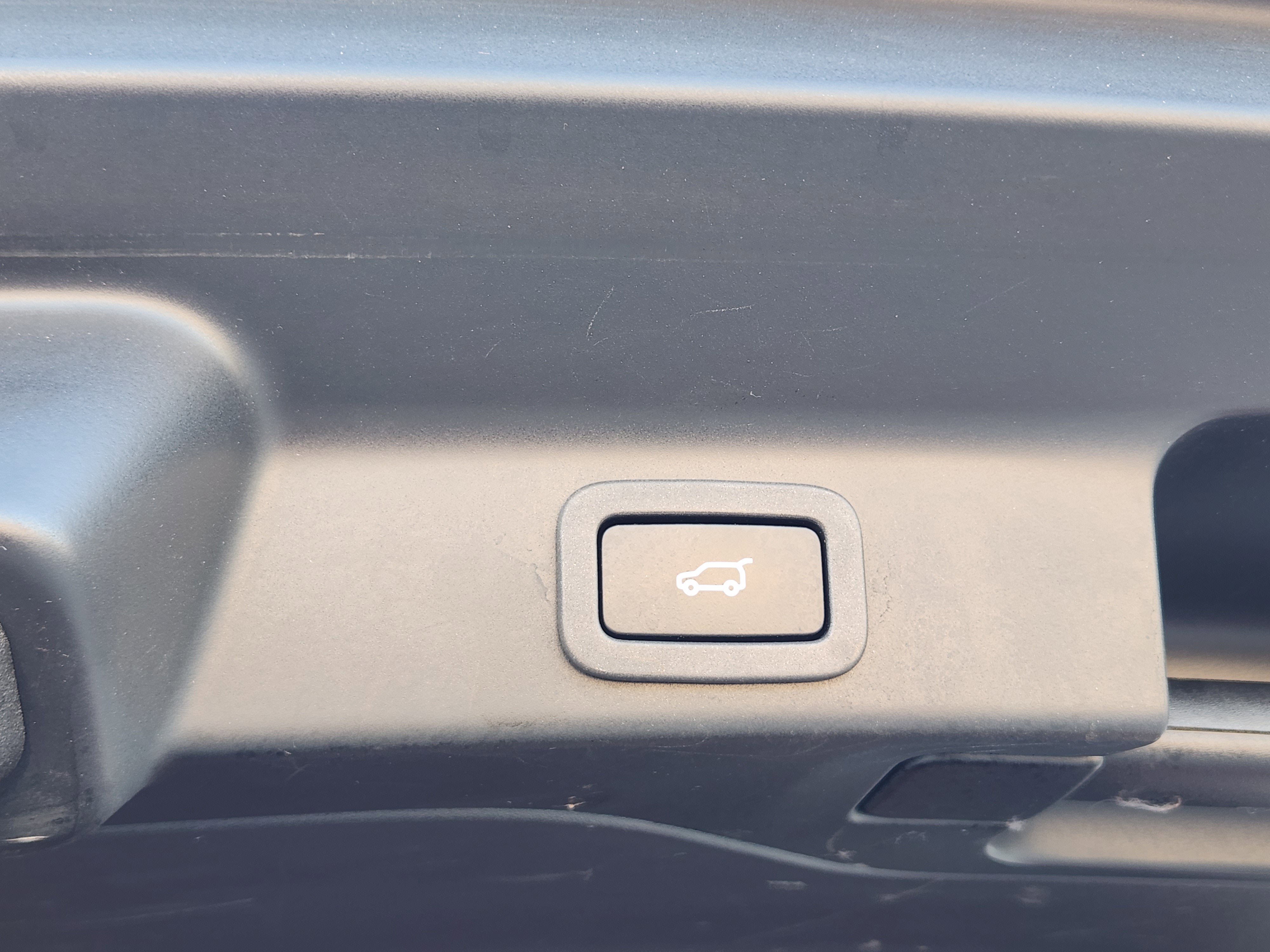 Used 2020 Jaguar F-PACE SVR image 35