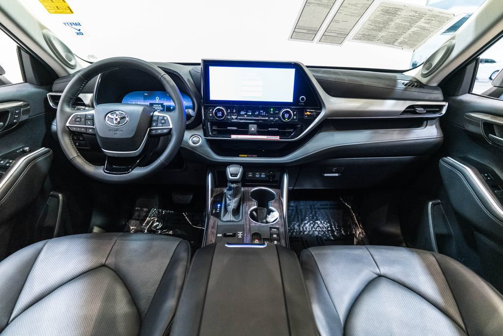 Certified 2026 Toyota Highlander Platinum AWD/4WD image 14