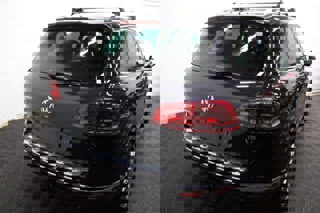 Used 2016 Volkswagen Touareg VR6 image 6