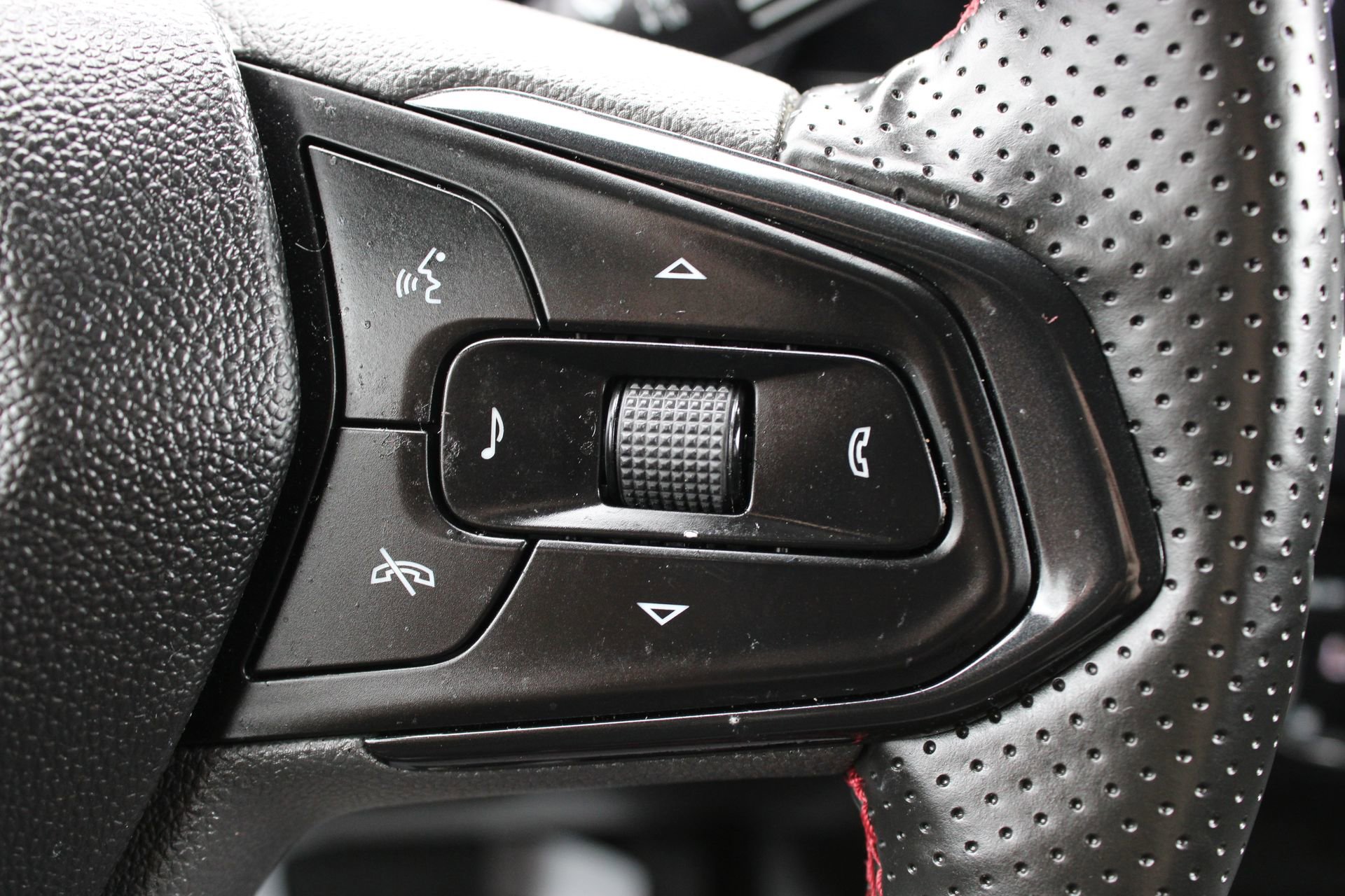 Used 2025 Chevrolet Trax RS w/ Sunroof Package image 30