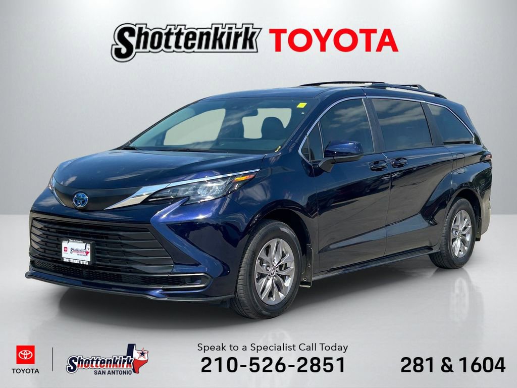 Used 2025 Toyota Sienna LE image 1