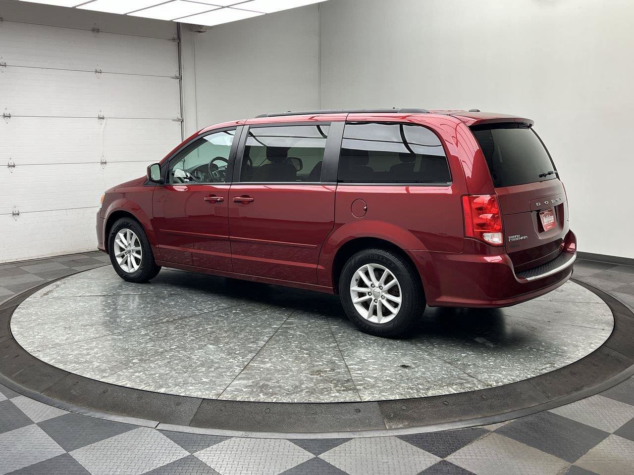 Used 2016 Dodge Grand Caravan SXT w/ UConnect Hands-Free Group FWD image 2
