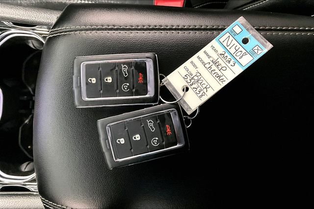 Used 2023 Jeep Grand Cherokee Limited w/ Luxury Tech Group II image 37