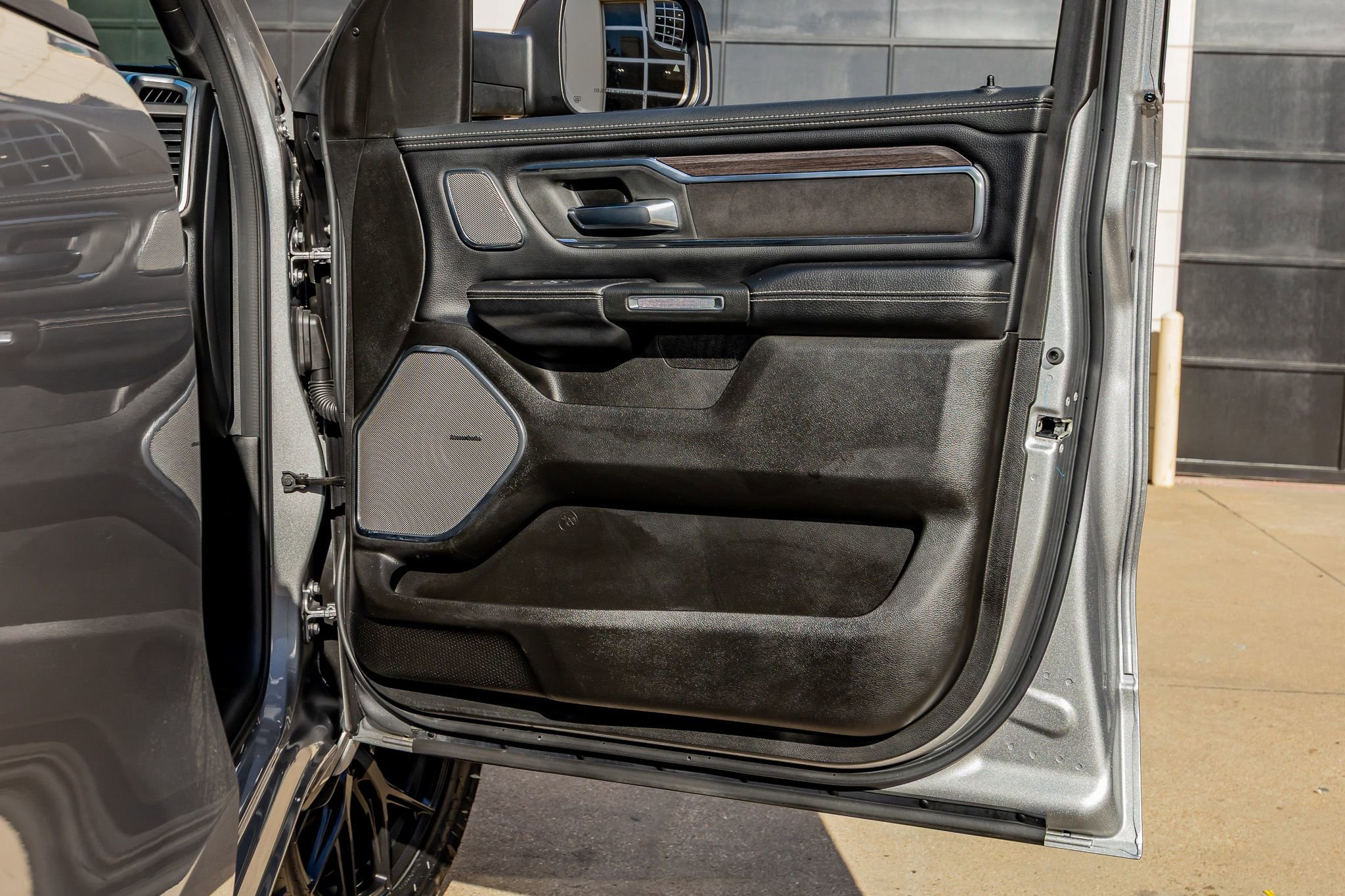 Used 2025 RAM 1500 Laramie w/ Night Edition image 31