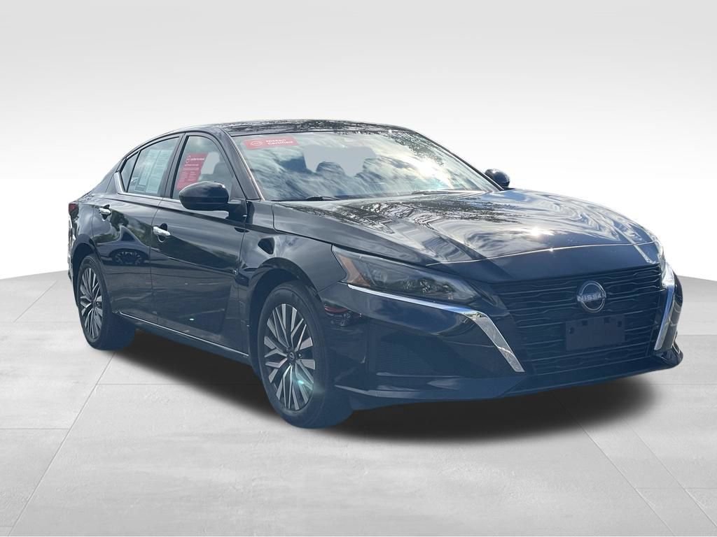 Certified 2024 Nissan Altima 2.5 SV w/ SV Premium Package AWD/4WD image 3