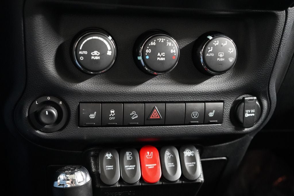 Used 2014 Jeep Wrangler Unlimited Sahara w/ Connectivity Group AWD/4WD image 22