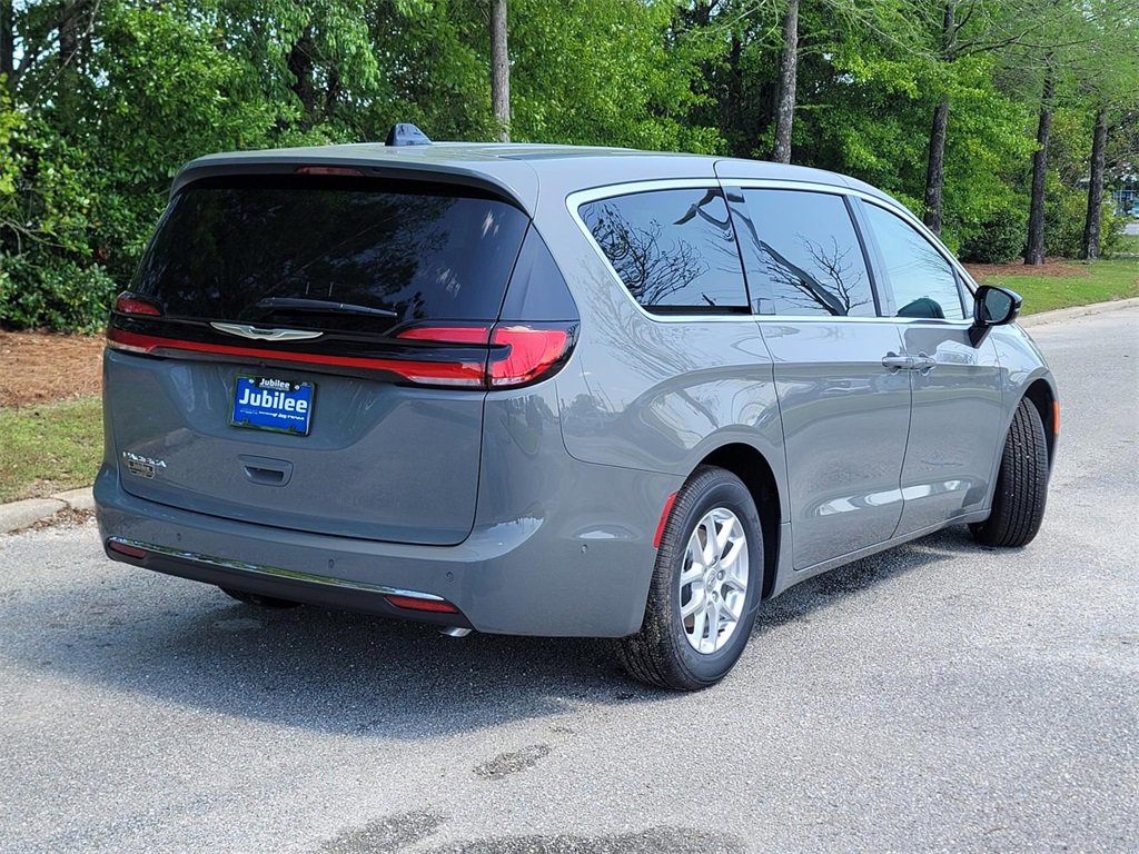 New 2025 Chrysler Pacifica Select image 5