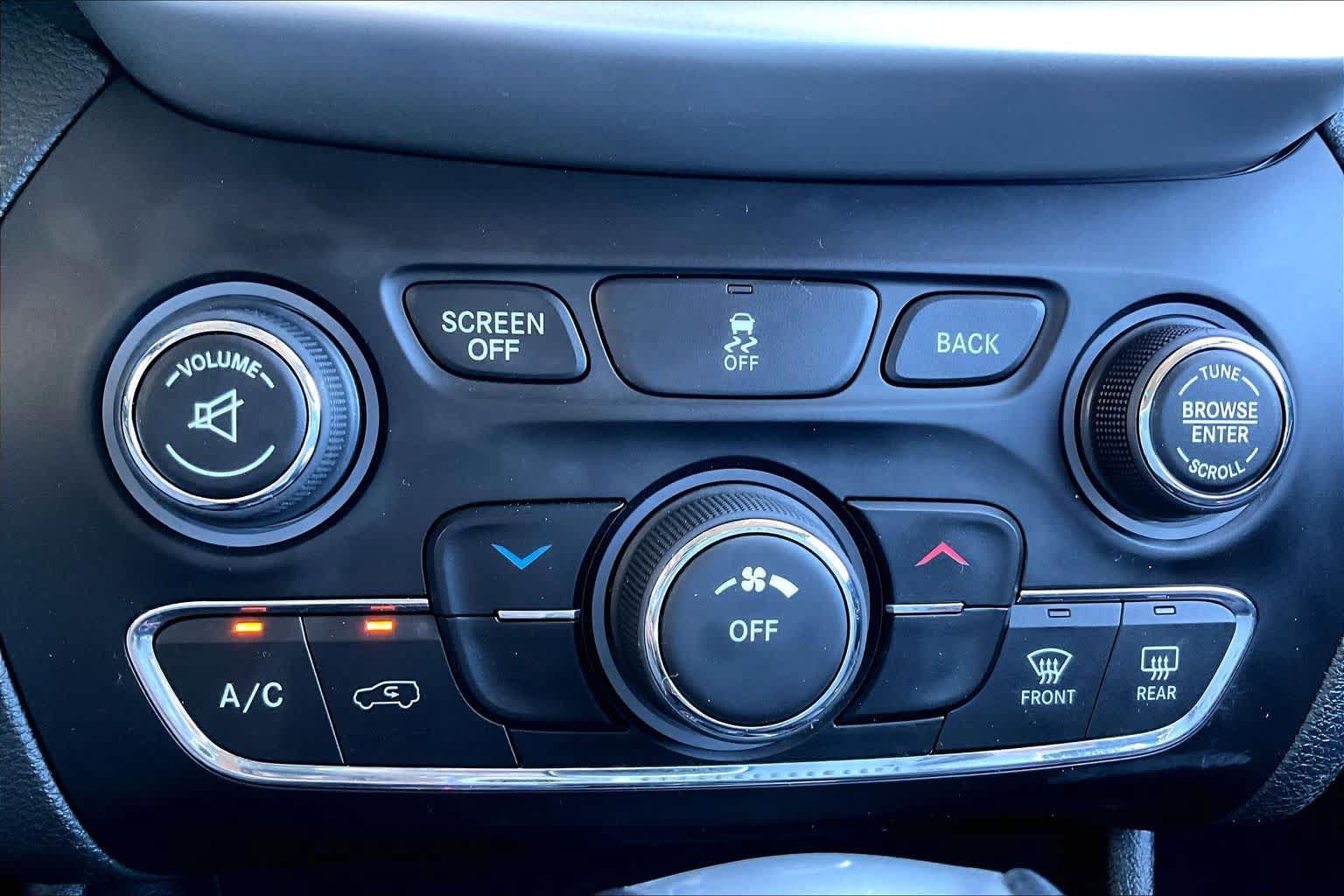Used 2018 Jeep Cherokee Latitude Plus AWD/4WD image 36