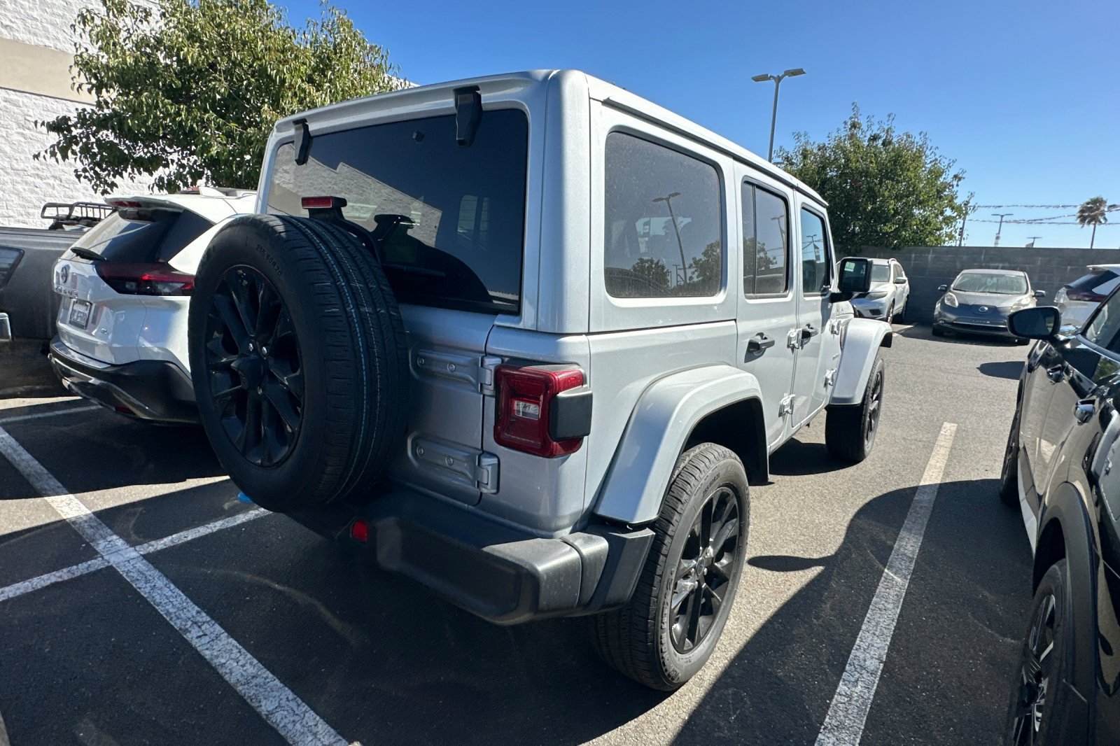 Used 2024 Jeep Wrangler Unlimited Sahara AWD/4WD image 5