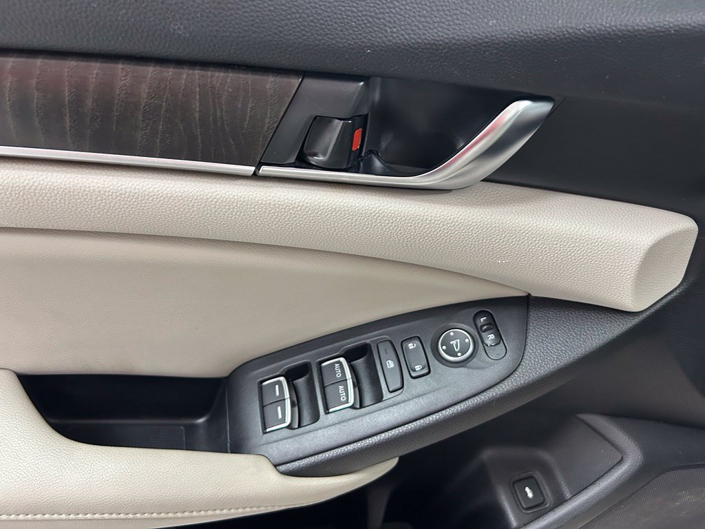 Used 2018 Honda Accord EX image 17