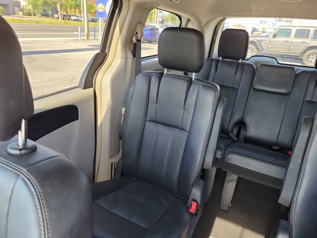 Used 2016 Chrysler Town & Country Touring FWD image 15