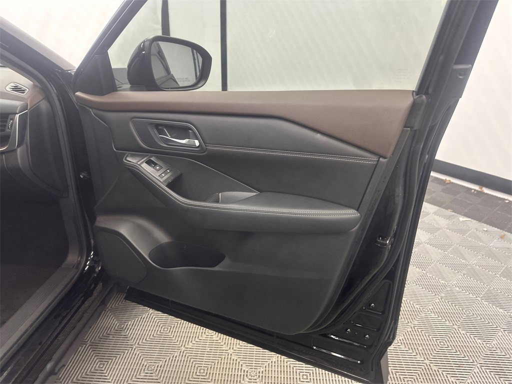 Used 2023 Nissan Rogue SV w/ SV Premium B Package image 15