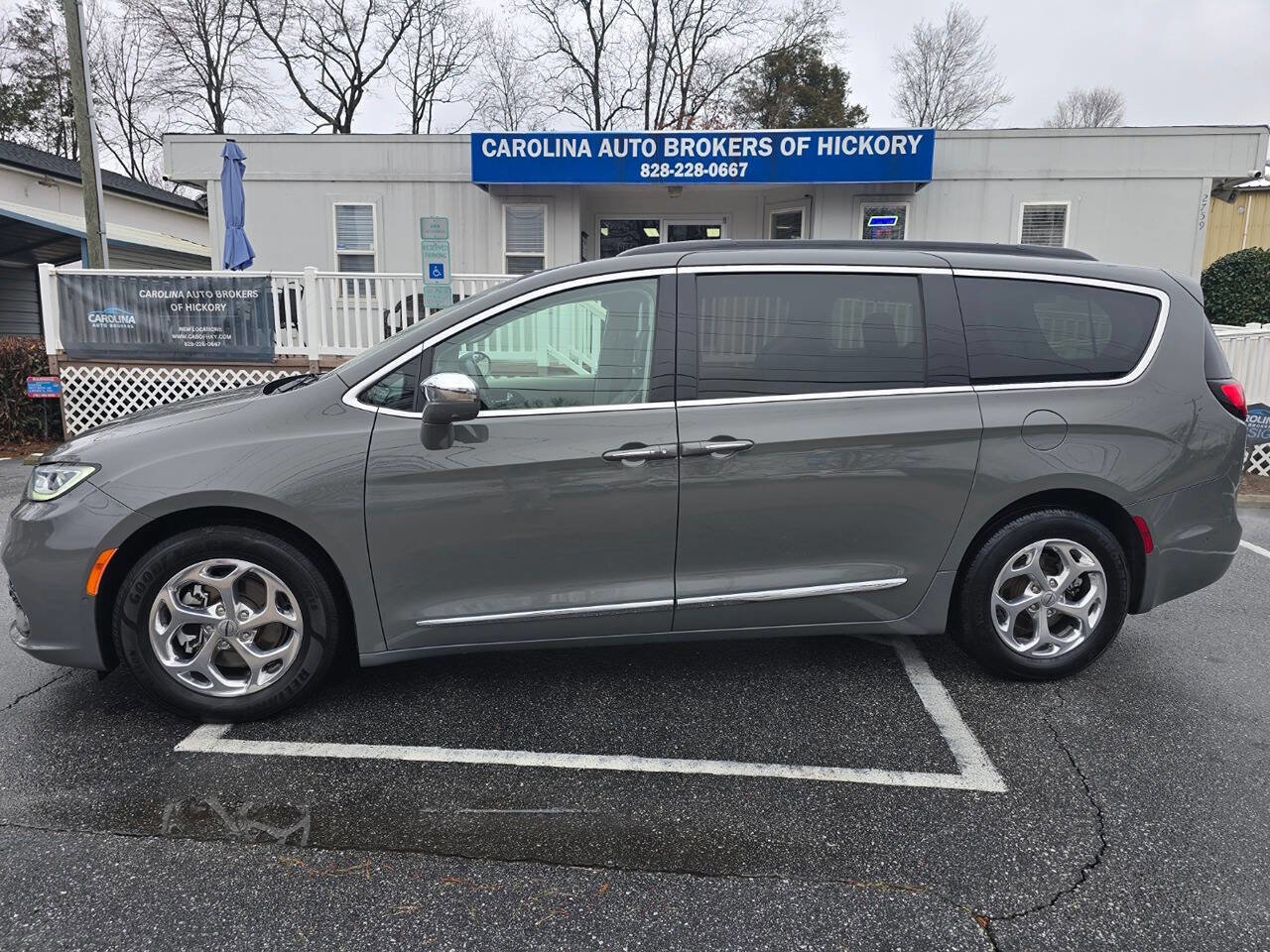 Used 2022 Chrysler Pacifica Limited FWD image 3