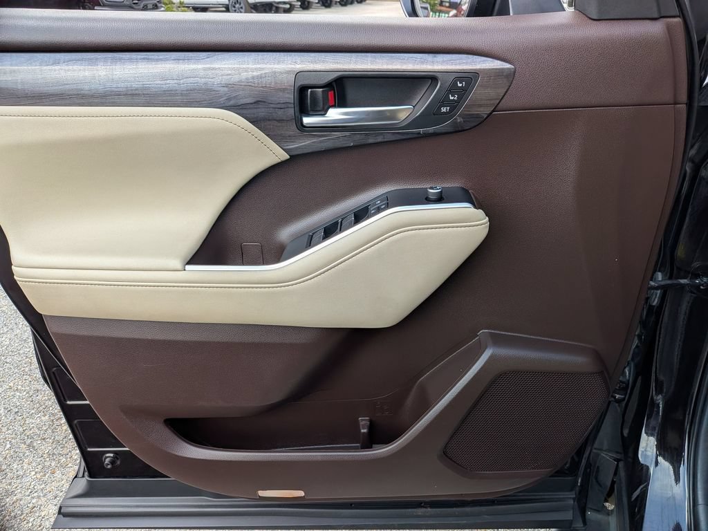 Used 2021 Toyota Highlander Platinum FWD image 32