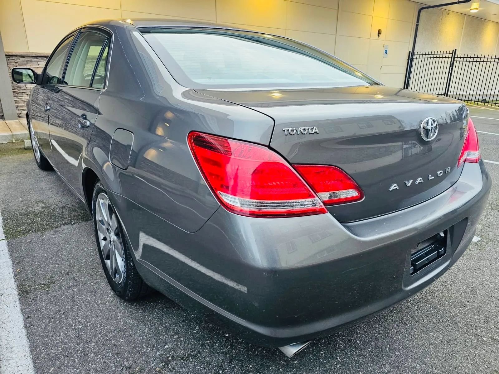 Used 2005 Toyota Avalon XLS FWD image 3