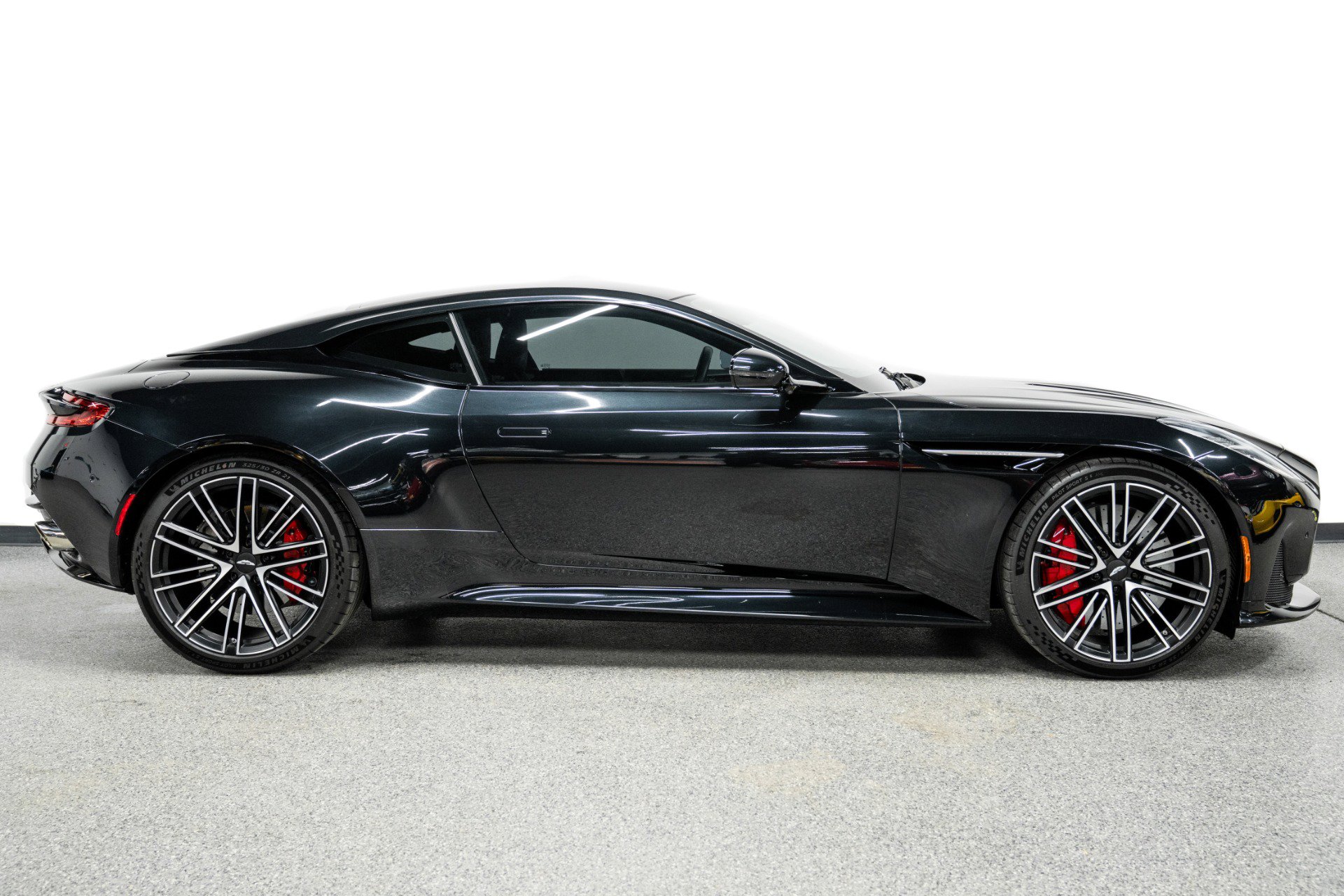 Used 2024 Aston Martin DB12 Coupe RWD image 38
