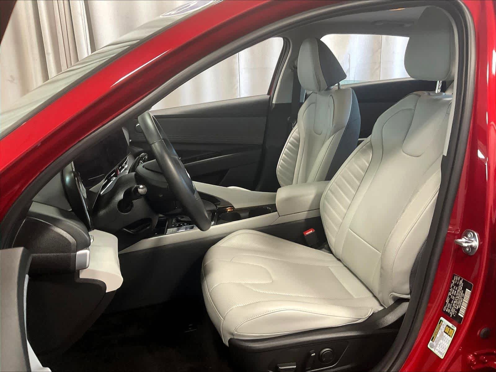 Certified 2025 Hyundai Elantra Limited FWD image 20