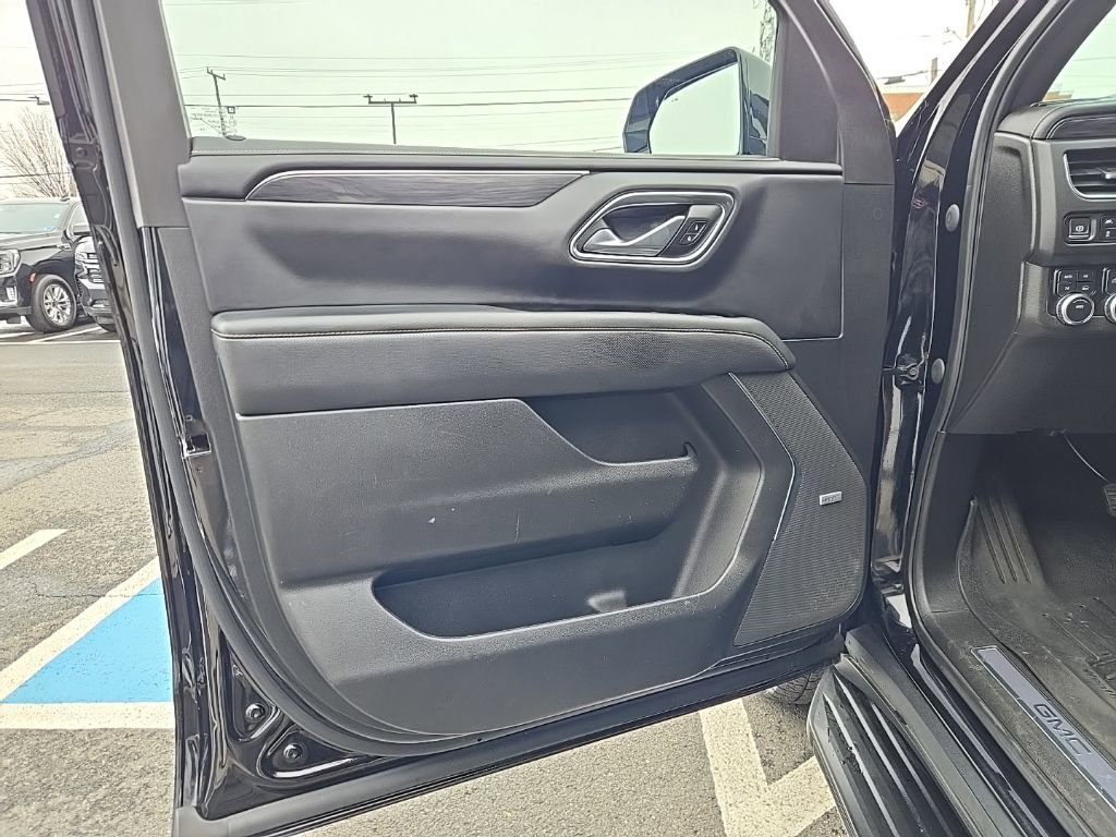 Used 2023 GMC Yukon SLT w/ SLT Premium Package image 11