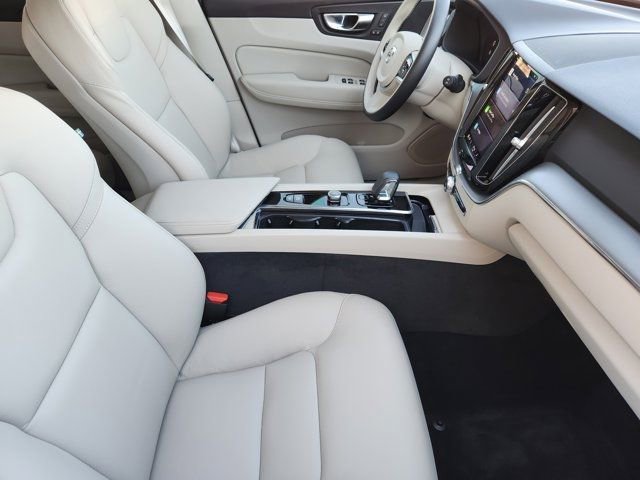 Used 2025 Volvo XC60 B5 Core image 19
