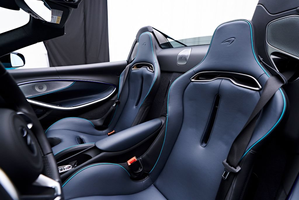 Used 2025 McLaren Artura Spider RWD image 3