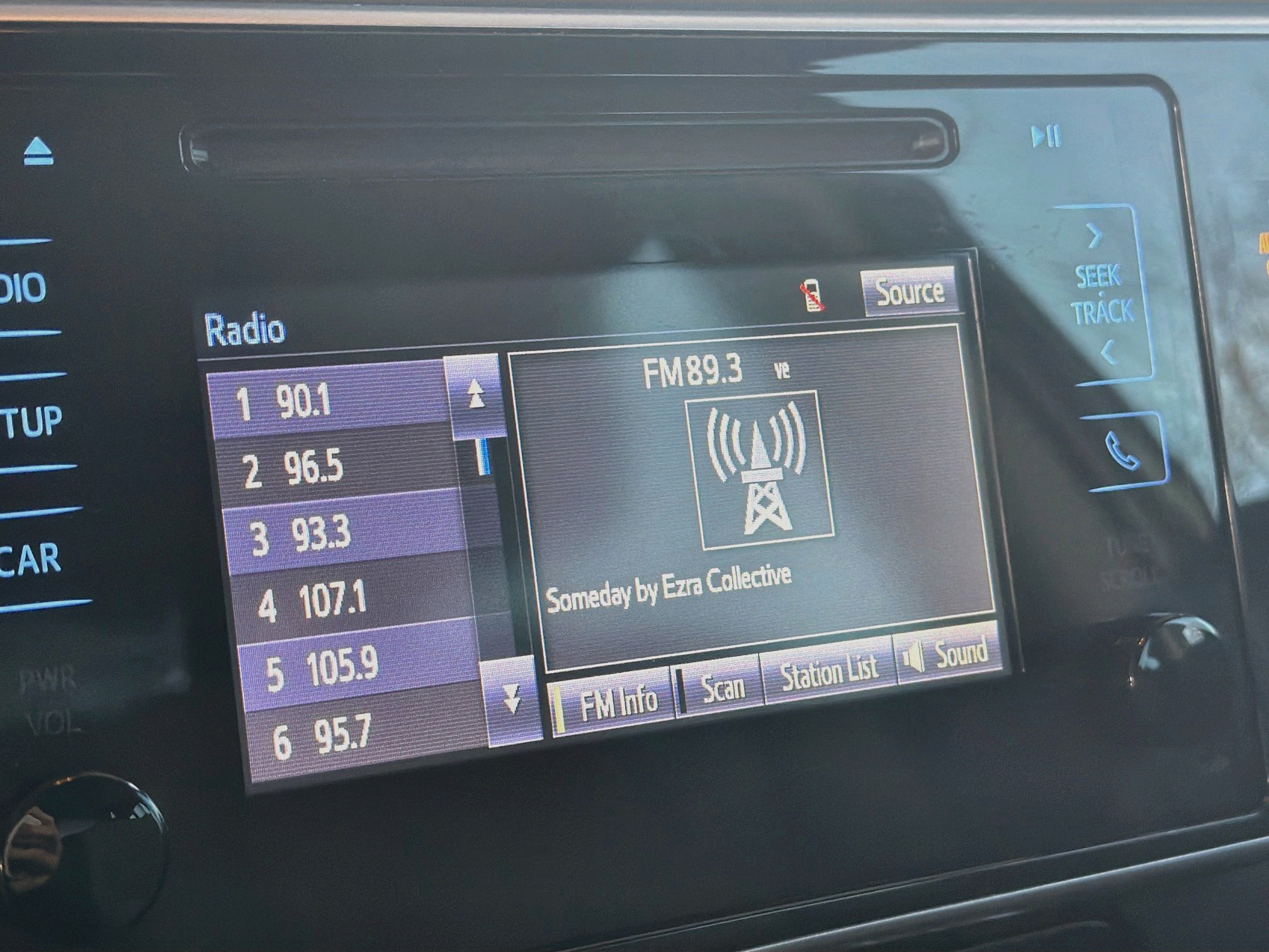 Used 2018 Toyota Corolla L FWD image 19