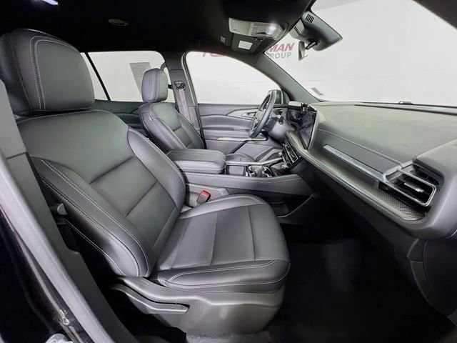 Used 2025 Chevrolet Traverse LT image 40