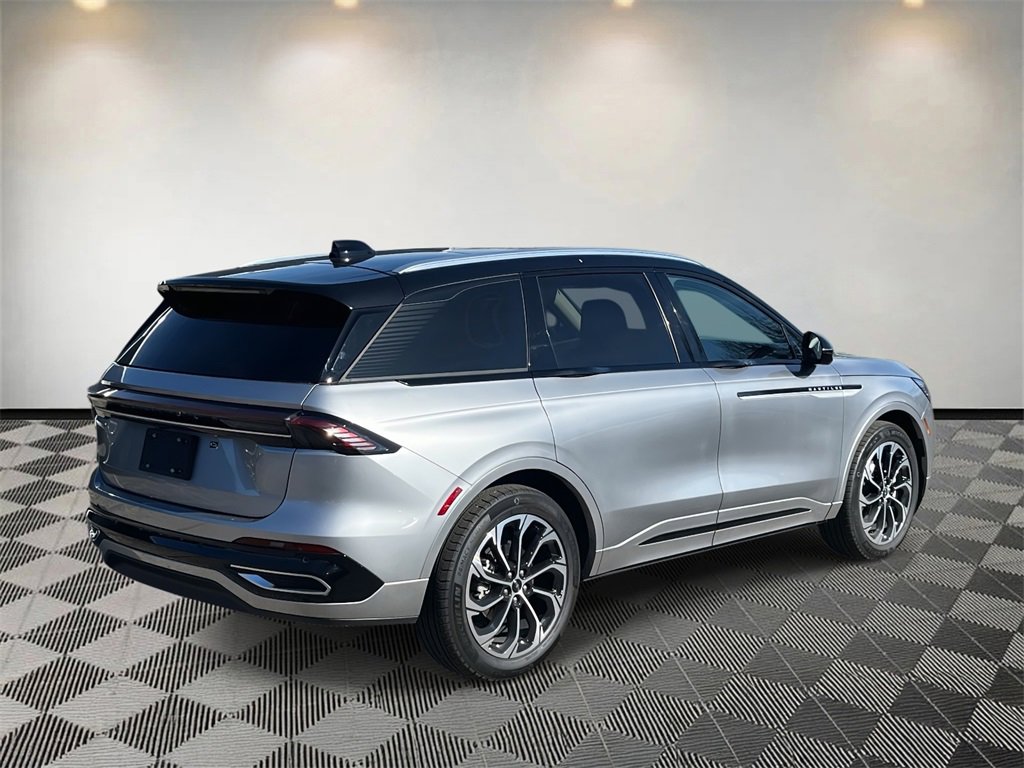 Used 2025 Lincoln Nautilus Reserve image 3