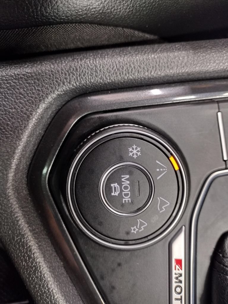 Used 2018 Volkswagen Tiguan SEL AWD/4WD image 27