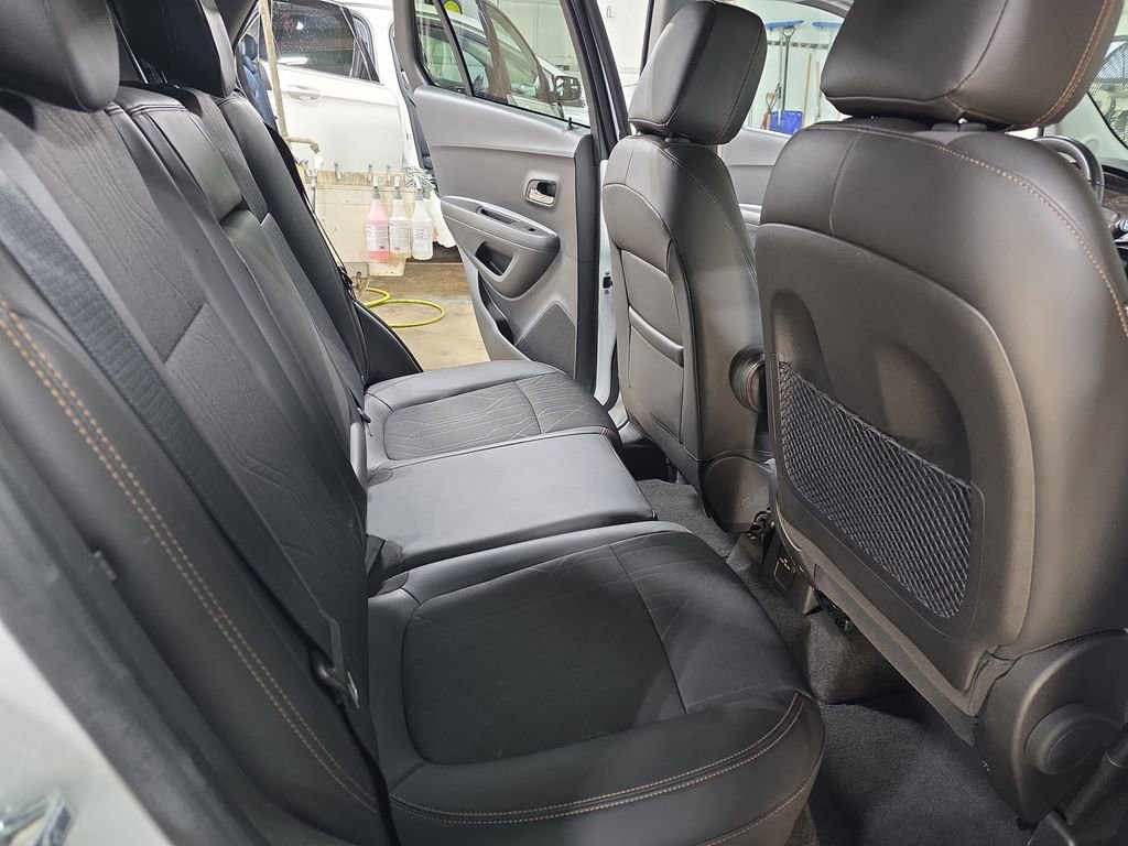 Used 2020 Chevrolet Trax LT w/ LT Convenience Package FWD image 11