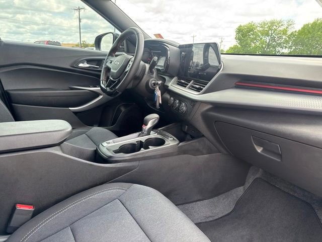 Used 2026 Chevrolet Trax RS w/ Sunroof Package FWD image 9